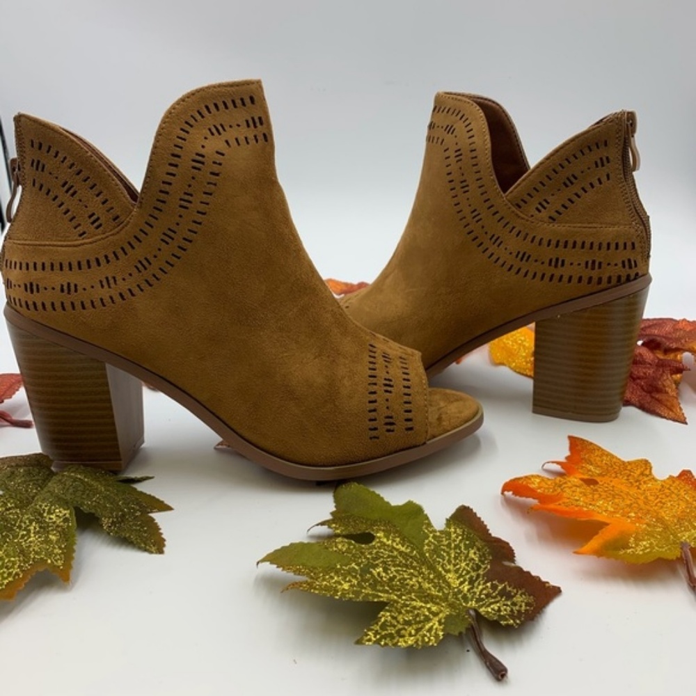 Laser Detailed Chunky Heel Peep Toe Booties - Picture 6 of 8